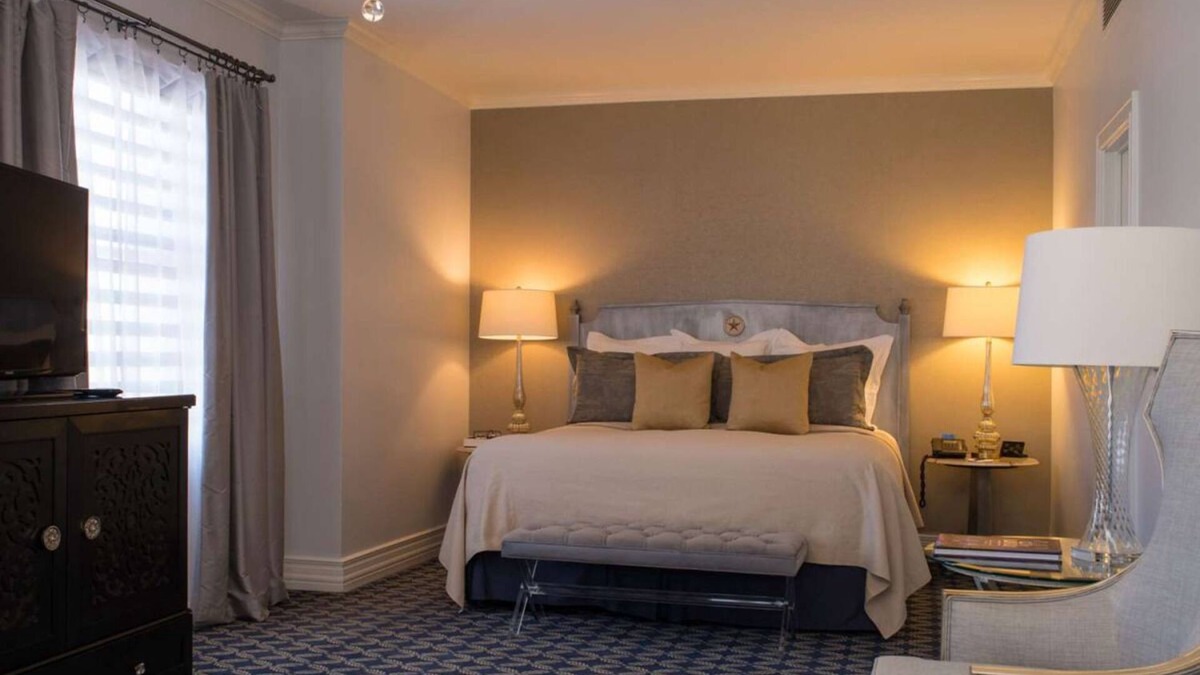 Downtown Austin Hotel | Feel Like A Royalty! Historic Suite with Modern Service! Indoor Pool Available!