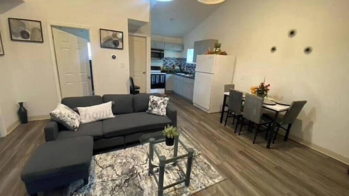 West Newton House | Feel like home! close to airport & downtown