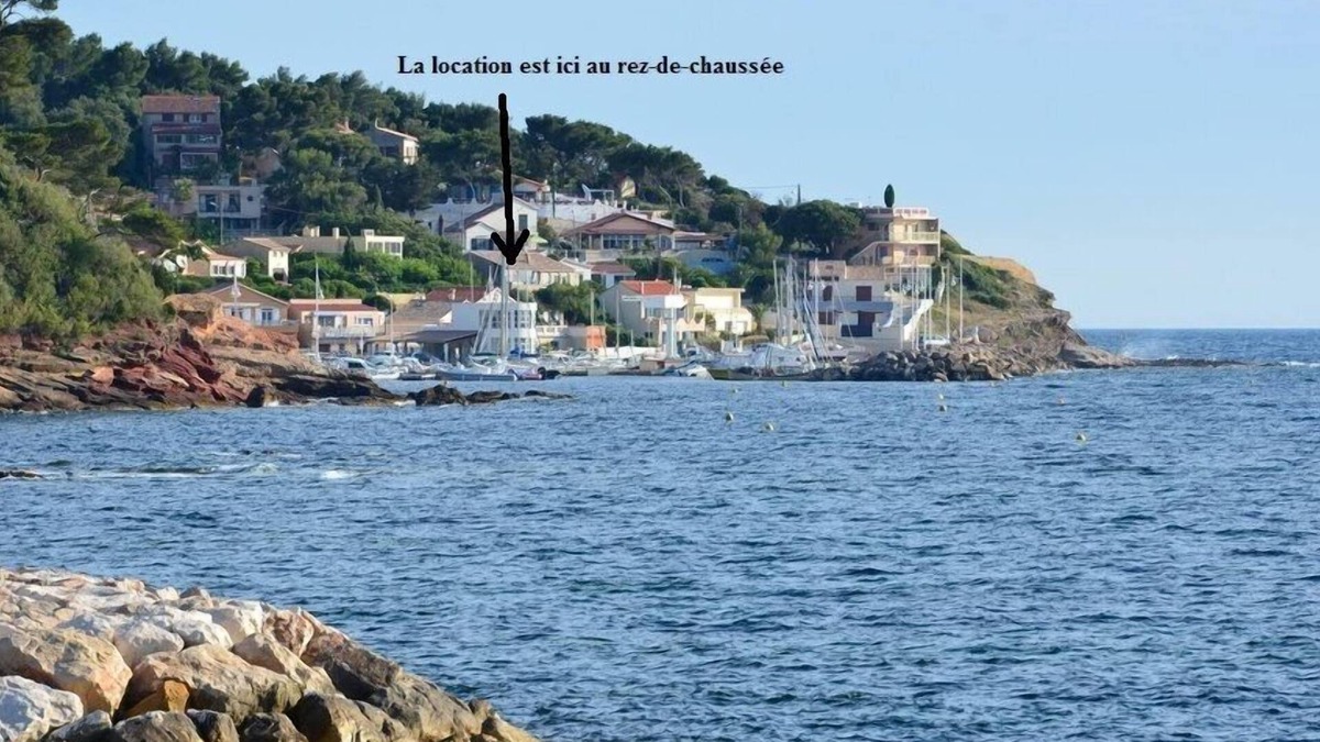 Le Pradet House | Feet in the water at the little port of Les Oursinières -