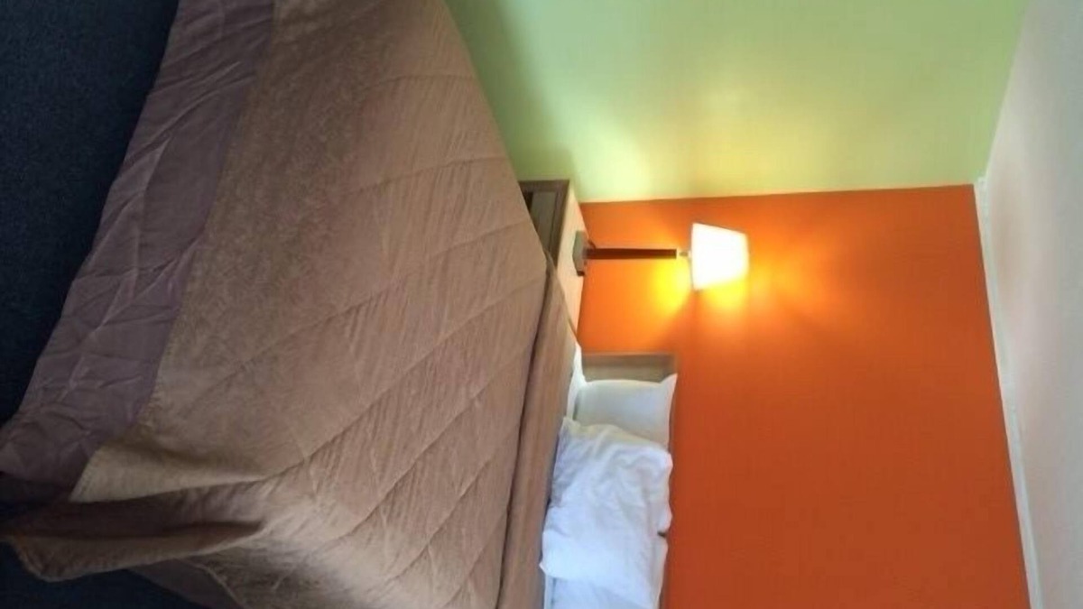 Clarence Hotel | Fels Three Crown Motel