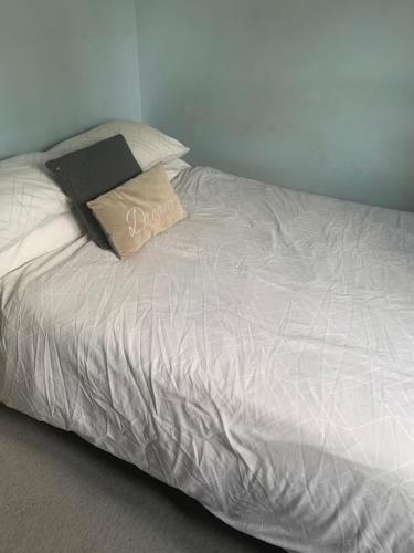Pewsey House | FEMALES ONLY OR Couples for DOUBLE ROOM - near Stonehenge