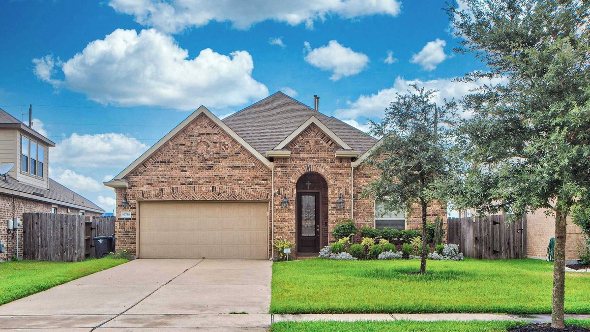 Cypress House | Fenced Backyard|Pet Friendly|Garage Access|Single-Story|Long-term Stay #41228