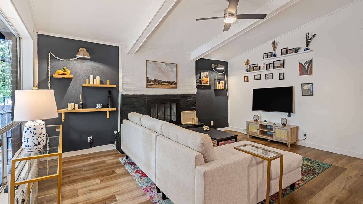 Barton Hills Apartment | Fenced Backyard, S. Lamar | La Casa Chic