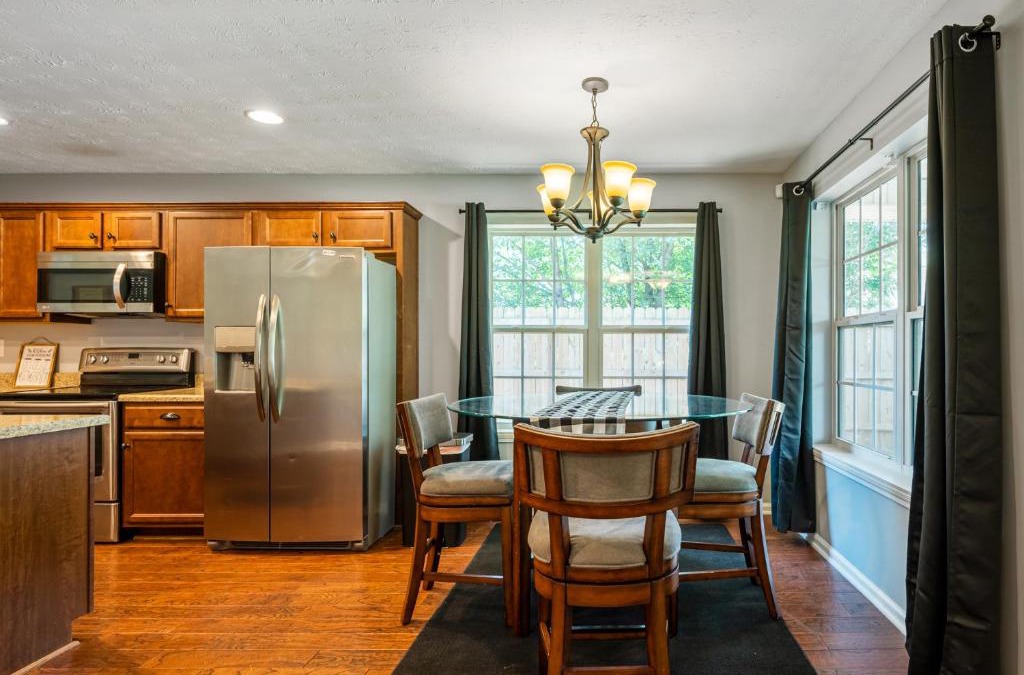 Emerson House | Fenced BKYD & Firepit 1 Mile To Lakepoint Sports