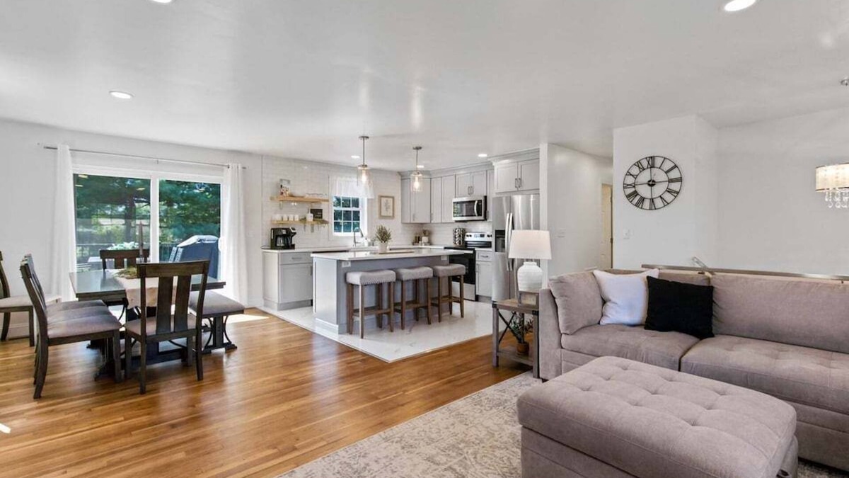 Parkesburg House | Fenced In Back Yard - Hot tub - King Bed