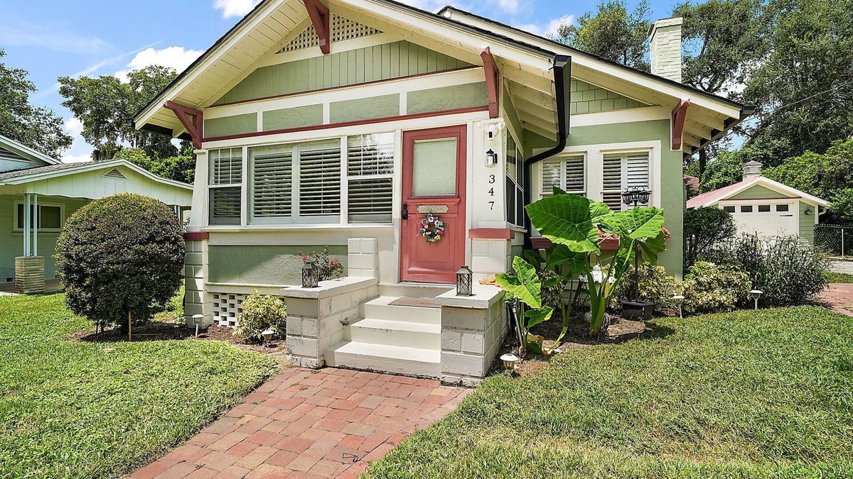 Mount Dora Cottage | Fenced in Backyard! Close to DT Mount Dora! King Bed + Golf Cart Rental!