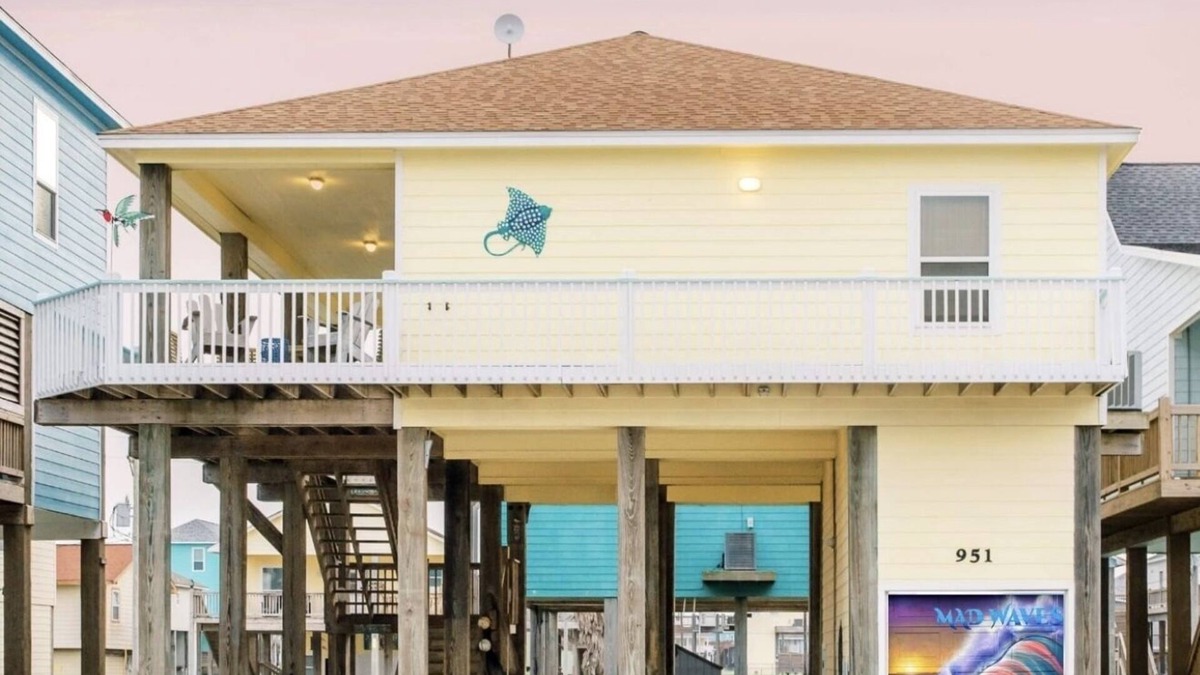 Port Bolivar House | Fenced Yard ~ Cargo Lift ~ Fire Pit ~ 3-minute walk to beach!