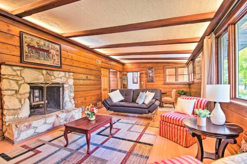 Fox River Grove House | Fenced Yard Fox River Grove Home, Dogs Welcome