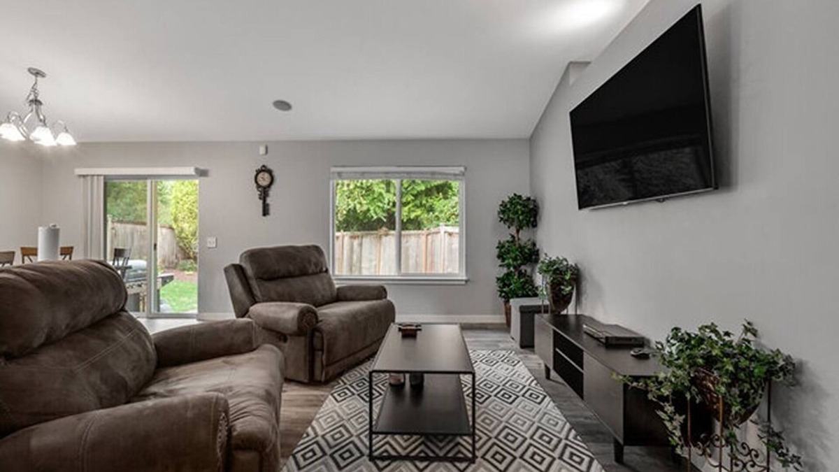 Cathcart House | Fenced yard - Mud proof - 3BD 2BA Apt