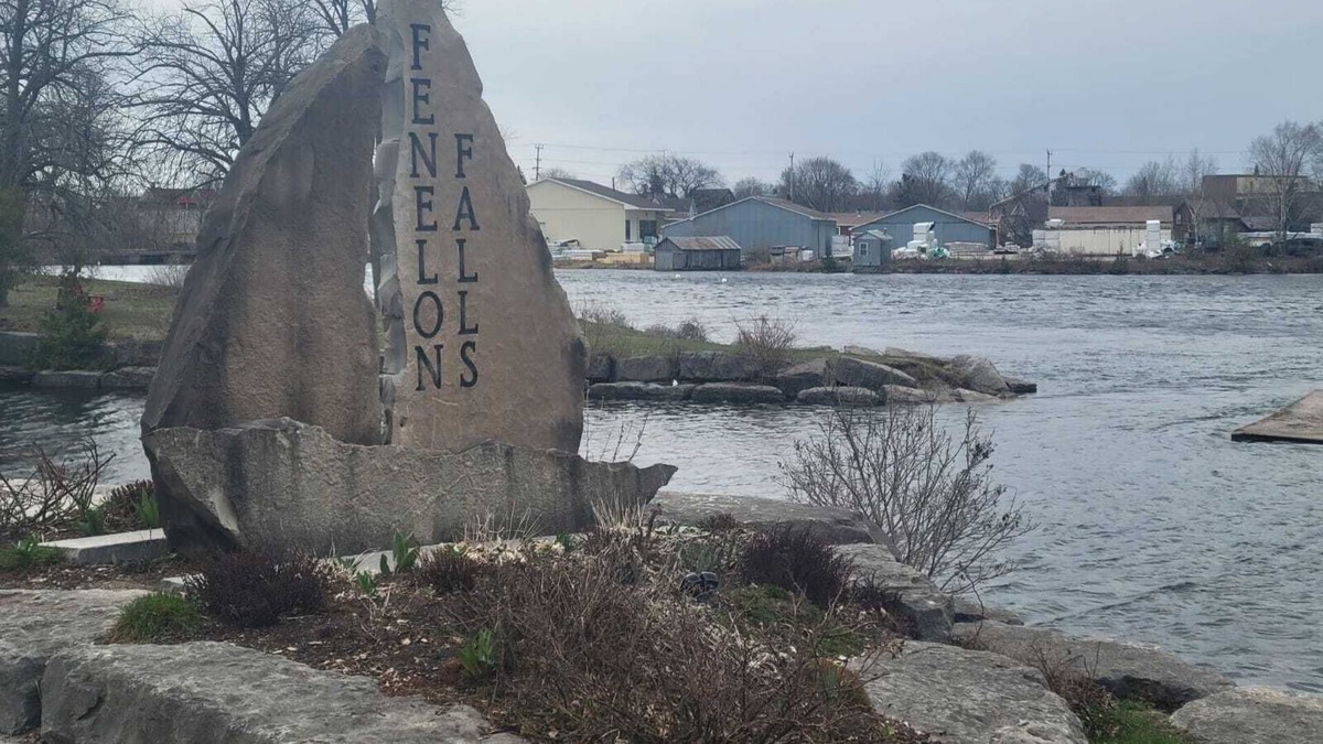 Fenelon Falls House | Fenelon Falls cozy 3bedroom & 1.5 bathroom house (with WIFI), steps to the lake