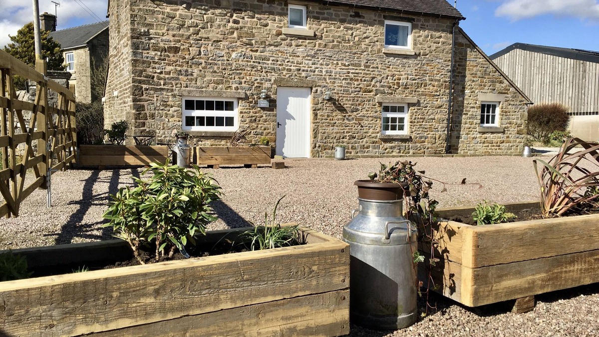 Longnor House | Fenns Barn, Peak District barn conversion, 10min walk to local pub