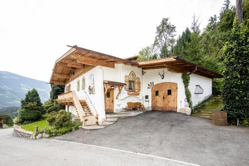 Emberg Apartment | Ferienchalet Katharina