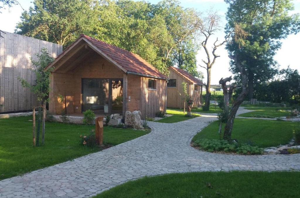 Burgsalach Hotel | Feriengarten mit Schlafhäusern