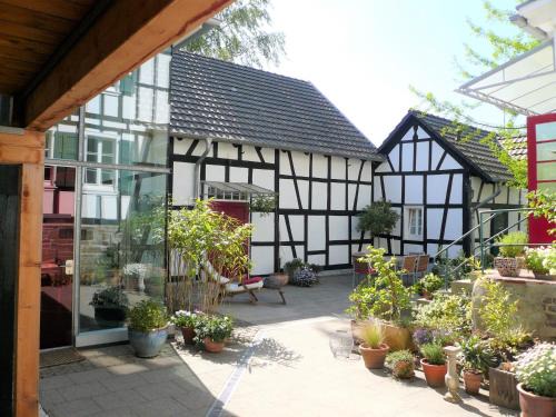 Neunkirchen-Seelscheid Apartment | Ferienhaus im Fachwerkhof 'Haus in Bewegung'