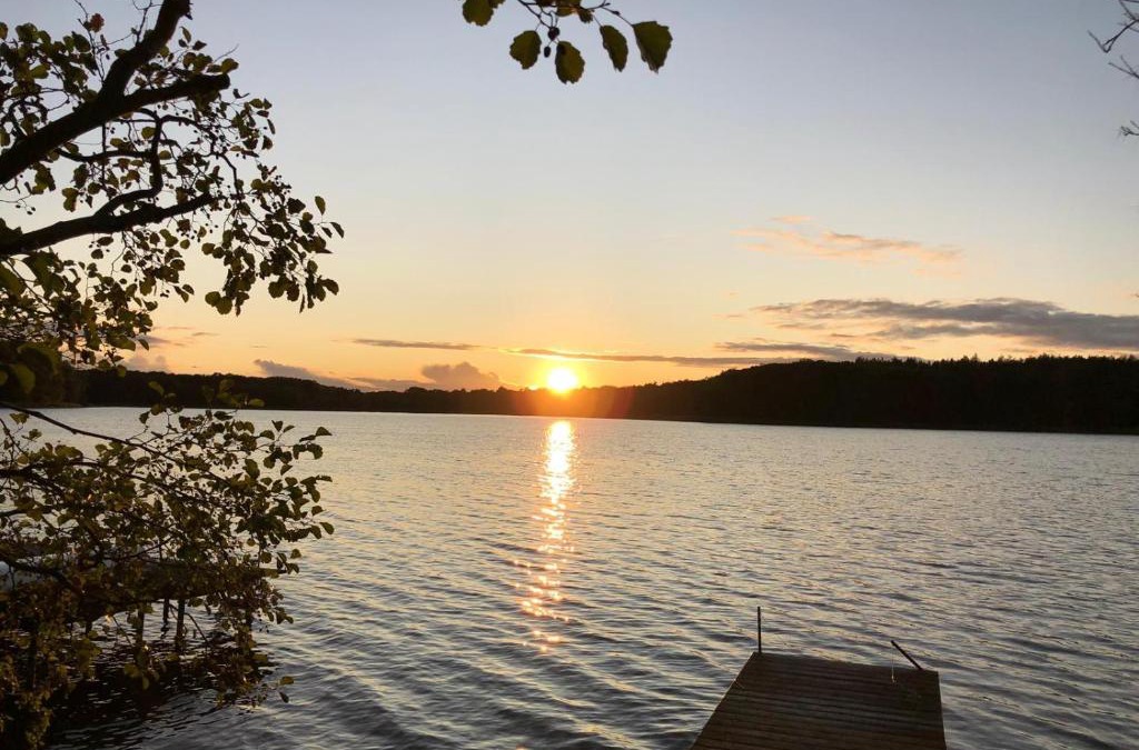Milmersdorf House | Ferienhaus Reetdach 1300qm Privatgrundstück Bootssteg Sauna Templin Lübbesee Uckermark Erholung pur Seenplatte