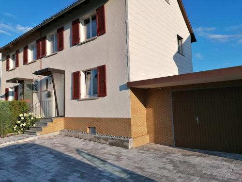 Oehringen House | Ferienhaus Stein, TOP Monteurwohnung, 5 große Einzelzimmer, Doppelzimmer, Übernachtung bis 8 Personen möglich