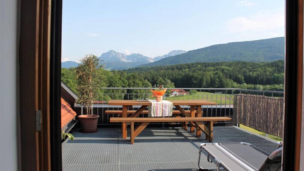Teisendorf Apartment | Ferienvilla Dachgeschoß mit Sonnenterrasse, 94qm