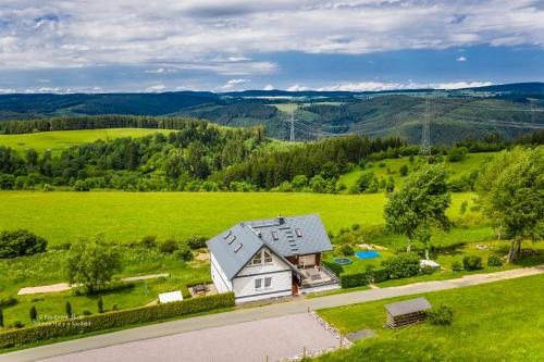 Meuselbach-Schwarzmuhle Apartment | Ferienwohnung Falkenblick OG im FH Falkenhöhe
