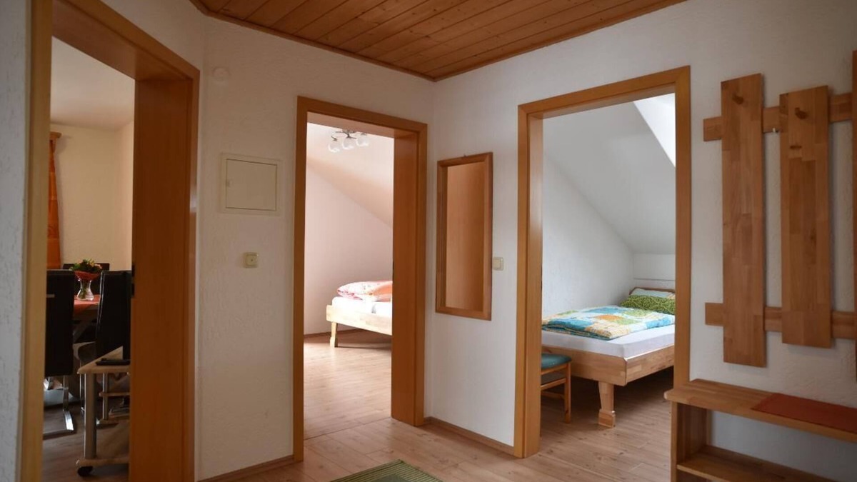 Neuschoenau Apartment | Ferienwohnung 4 mit 2 Schlafzimmern und Balkon