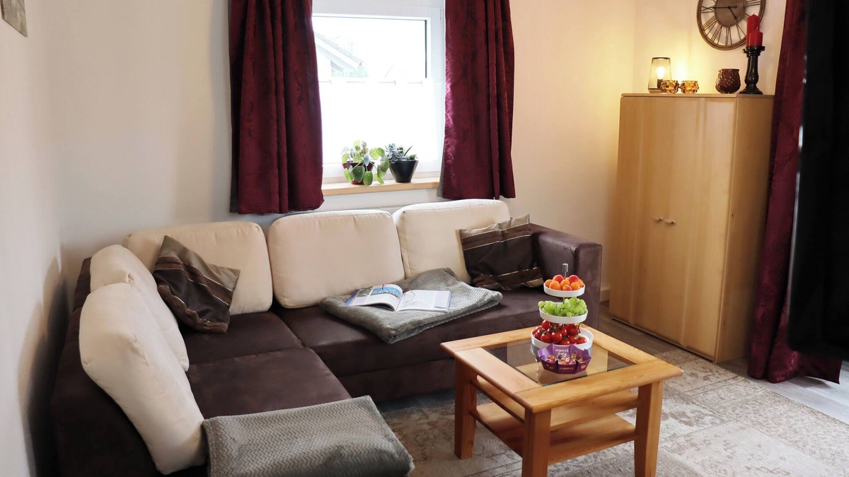 Traunreut Apartment | Ferienwohnung 55qm mit Balkon und Gartenblick