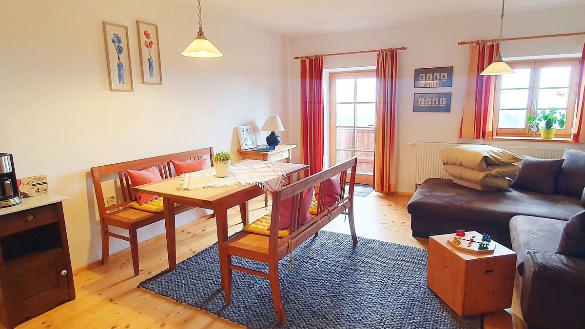 Frasdorf Apartment | Ferienwohnung 57m², 1. Stock, Eigener Eingang, 2 Balkone, 1 Schlafzimmer, TV