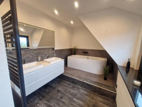 Borken Apartment | Ferienwohnung am See Dillich - Eigener eingezäunter Garten - Ruhige Lage - Hunde willkommen - Natur vor der Haustür