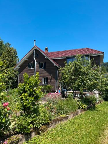 Wollbach Apartment | Ferienwohnung an der Wiese