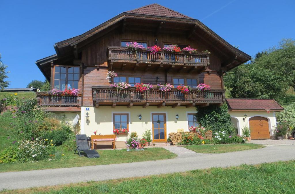 Nussdorf am Attersee Apartment | Ferienwohnung Brigitte Perner