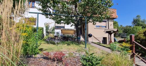 Schmalkalden Apartment | Ferienwohnung Berg-Glück, ruhige Lage mit Garten