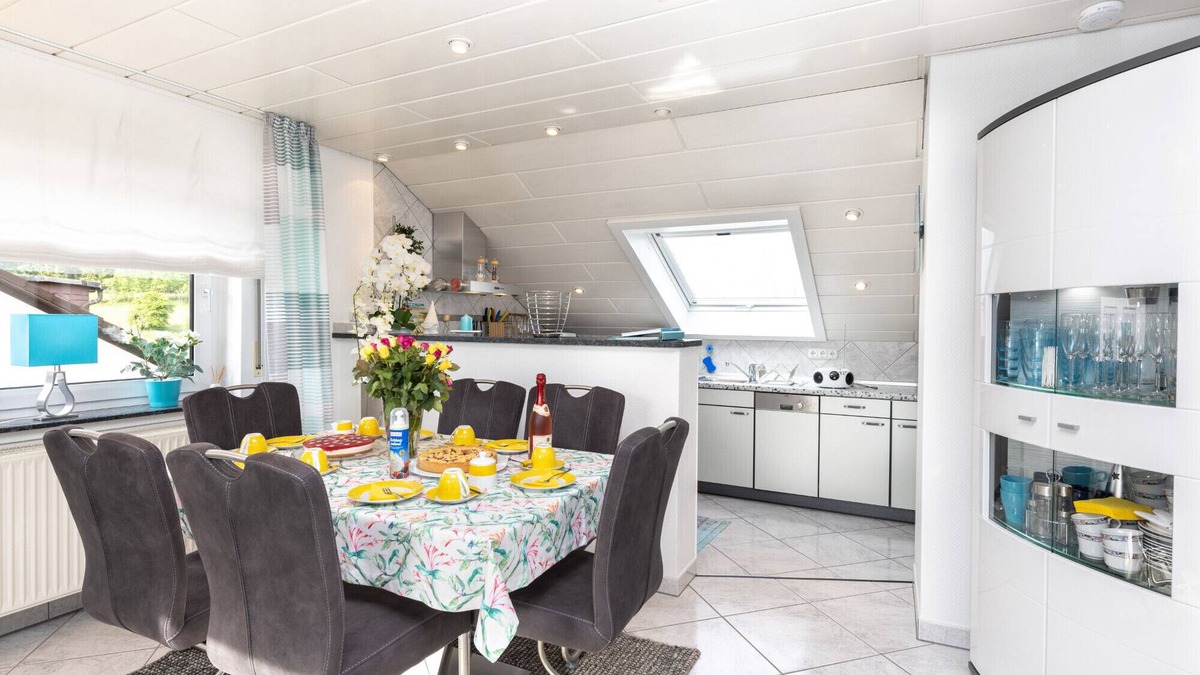 Herzhausen Apartment | Ferienwohnung Dachgeschoss mit Zwei Schlafzimmern