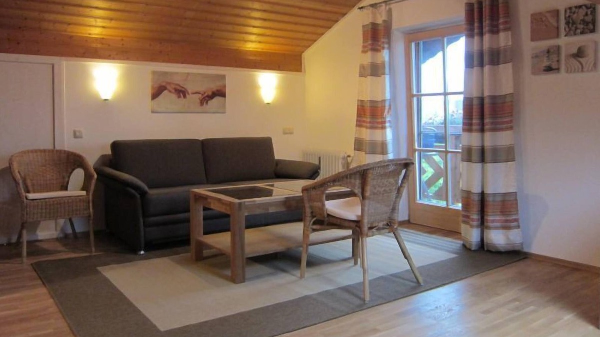Hausmoning Apartment | Ferienwohnung für 1-4 Personen, Wohnzimmer mit Schlafcouch, Küche, Schlafzimmer, Dusche/WC, Balkon