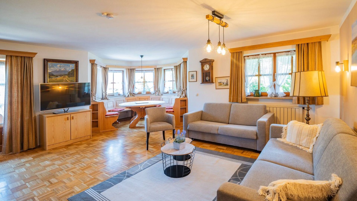 Eggstatt Apartment | Ferienwohnung Hartsee, 80qm, 1 Schlafzimmer, Erker, Balkon