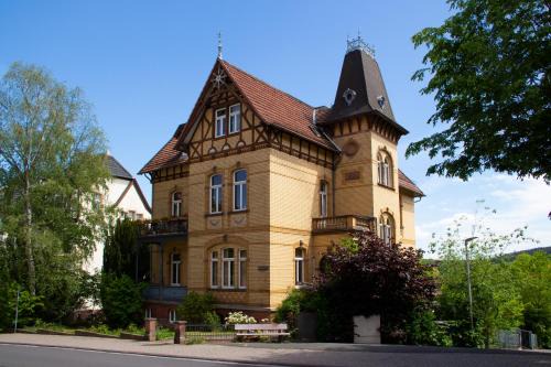 Bad Wildungen Apartment | Ferienwohnung Hufelandstern bis 7 Personen - mit E-Ladesäule!