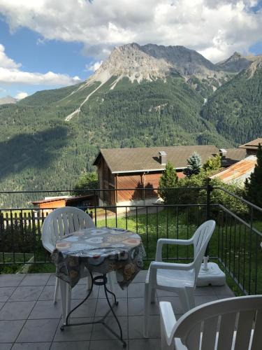Tschlin Apartment | Ferienwohnung in Tschlin mit Panoramablick