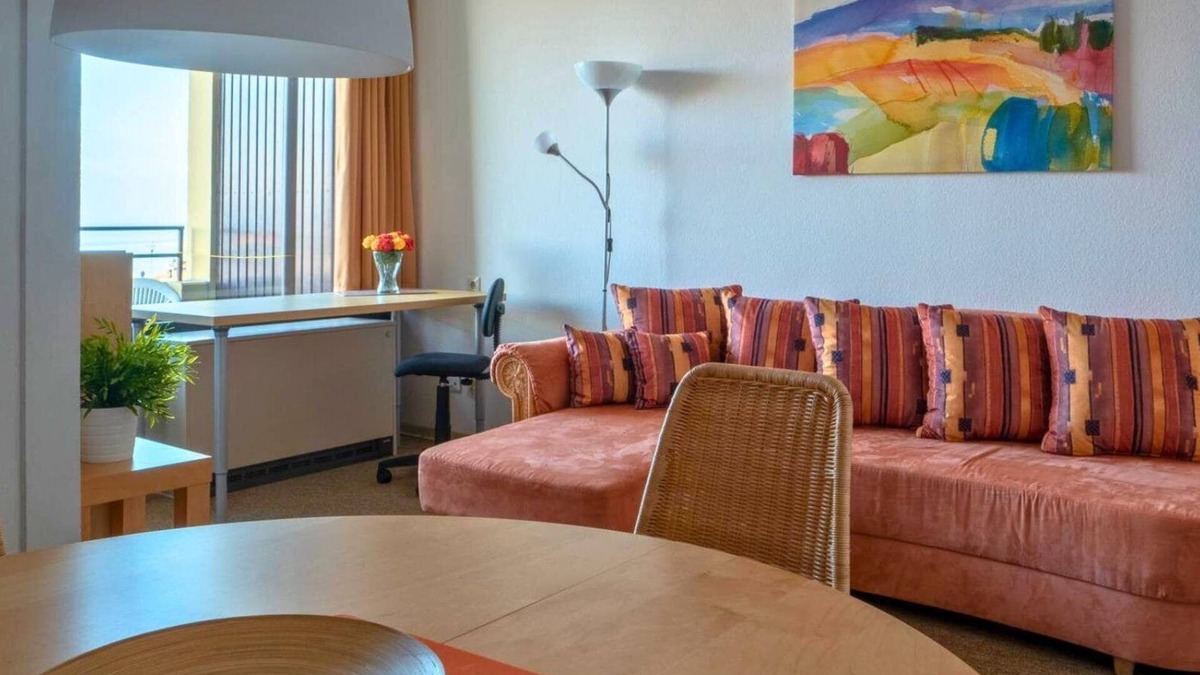 Wendtorfer Strand Apartment | Ferienwohnung Leuchtfeuer, Haus Optimist, App. 5308 2-zimmer-wohnung Über 30 m² bis zu 2 Personen im 2. OG mit Meerblick: Wohnzimmer mit Gemütlicher Sitzgruppe und TV, Schlafzimmer mit Einzelbetten , Küche mit Anschließendem Essplatz, Klei