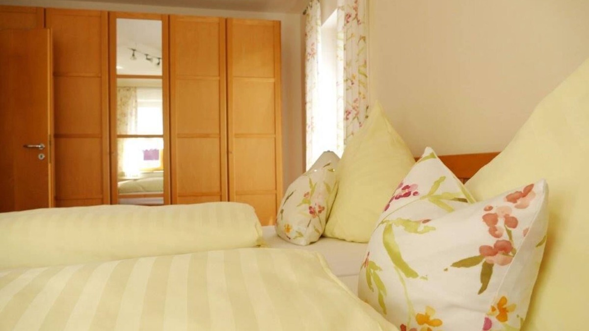 Absberg Apartment | Ferienwohnung mit möblierter Holzterrasse und separatem Kinderzimmer