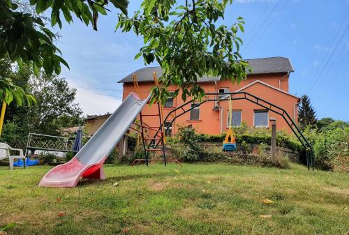 Greiz Apartment | Ferienwohnung Ost - Alte Schule Sachswitz