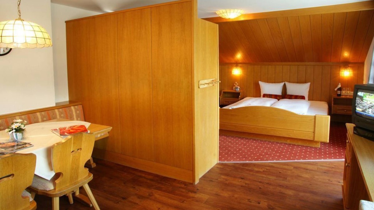 Jerzens Apartment | Ferienwohnung Schwalbennest - Landhaus Raich