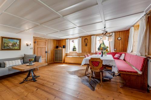 Gruenenbach Apartment | Ferienwohnung Wiesengrün - uriger Hüttenstil