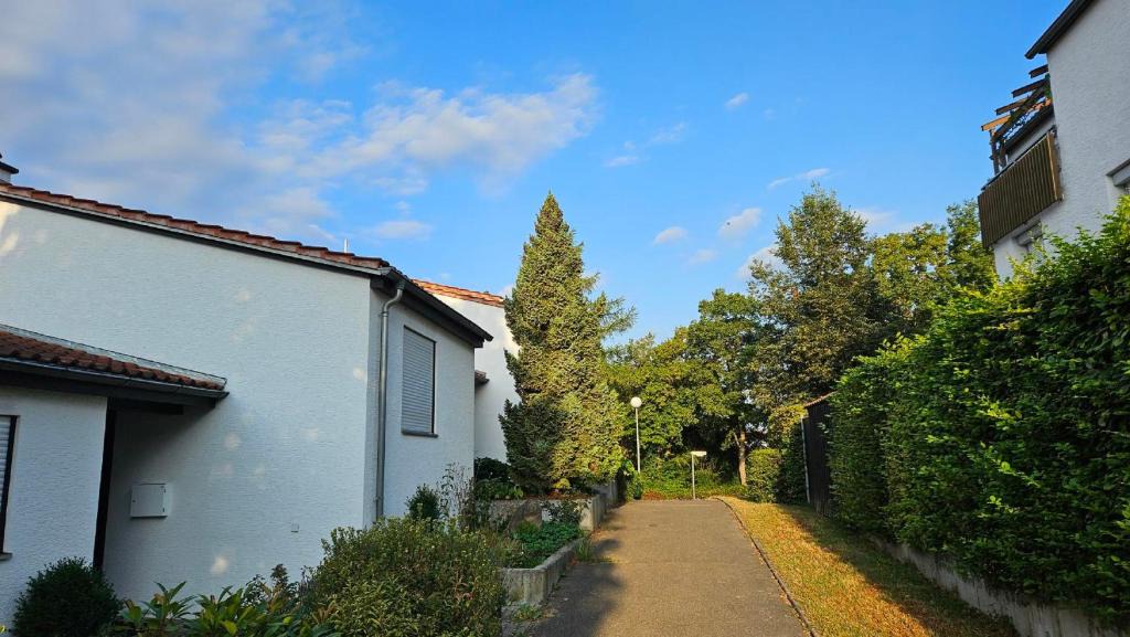 Ulm House | Ferienzimmer bei Thomas - Gemütliches Schlaf- und Wohnzimmer mit modernem Bad