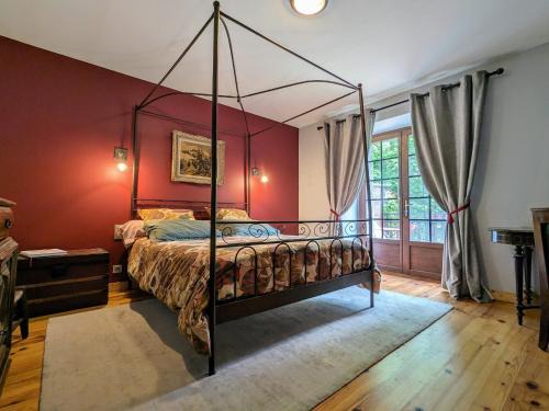 Saint-Romain-Lachalm Bed & Breakfast | Ferme de charme avec piscine et tennis privés - FR-1-582-496