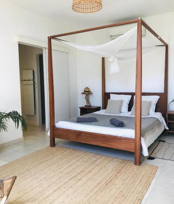 Chabeuil House | ferme st pierre 2 suites avec repas, piscine, clim, cheminée ou baignoire spa
