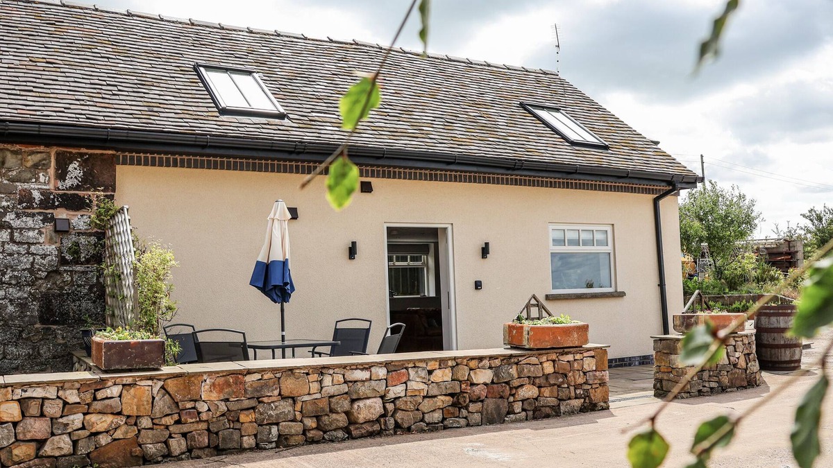 Tunstall Cottage | FERN COTTAGE, pet friendly, with a garden in Biddulph