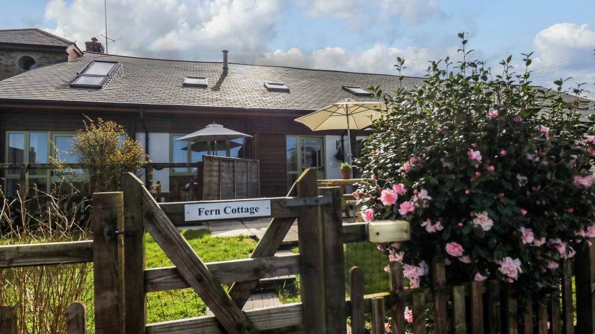 Hele Cottage | FERN COTTAGE, pet friendly, character holiday cottage in West Down