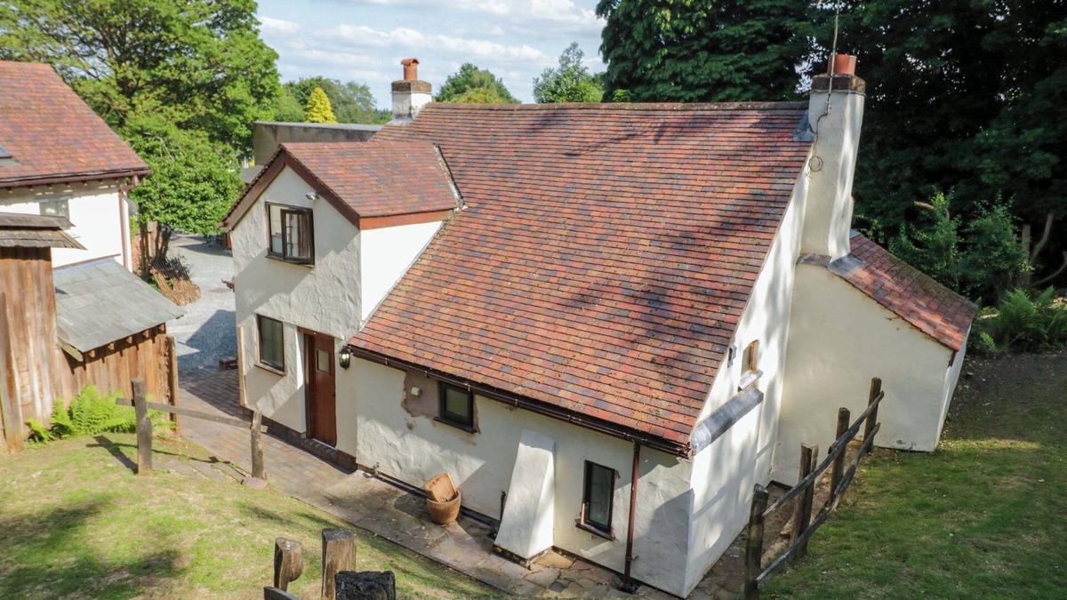Cofton Hackett Cottage | FERN COTTAGE, pet friendly, with open fire in Cofton Hackett
