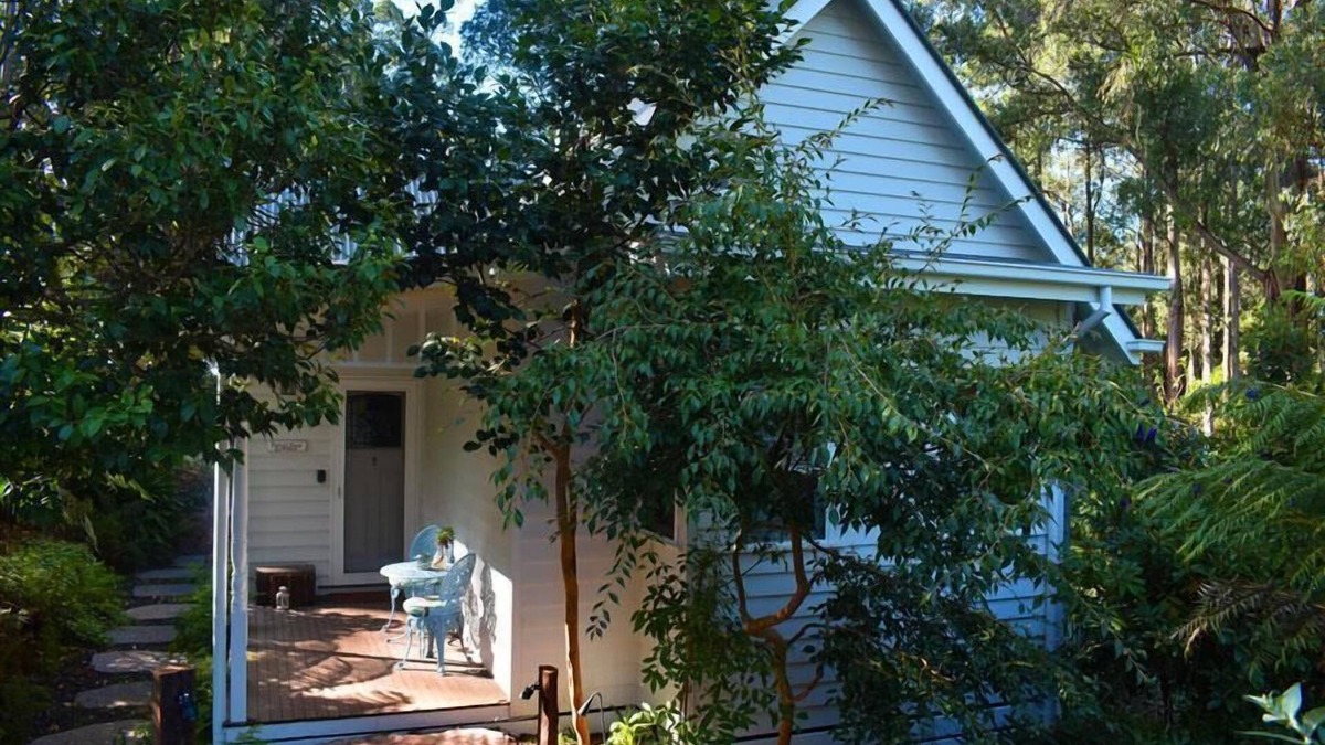 Mount Dandenong Cottage | Fern Cottage - Romantic spa cottage in Mount Dandenong