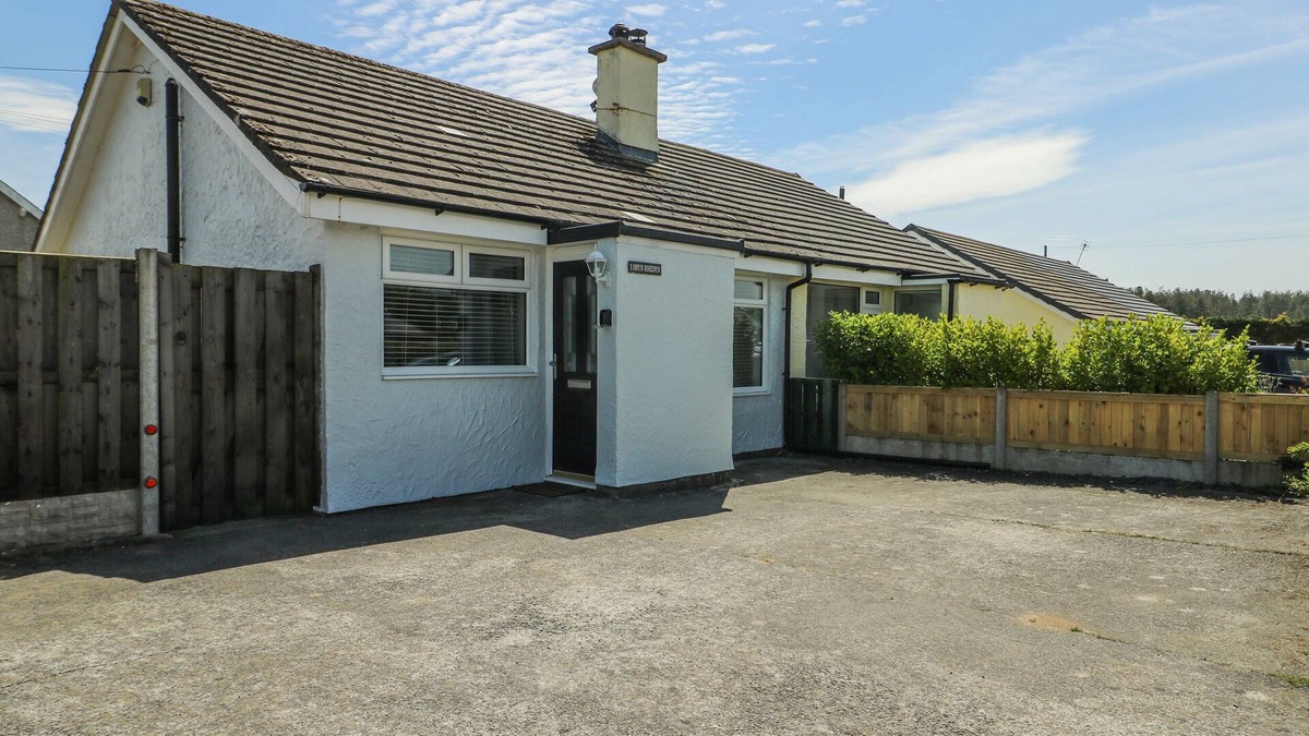 Dwyran House | FERN HILL COTTAGE, with open fire in Newborough