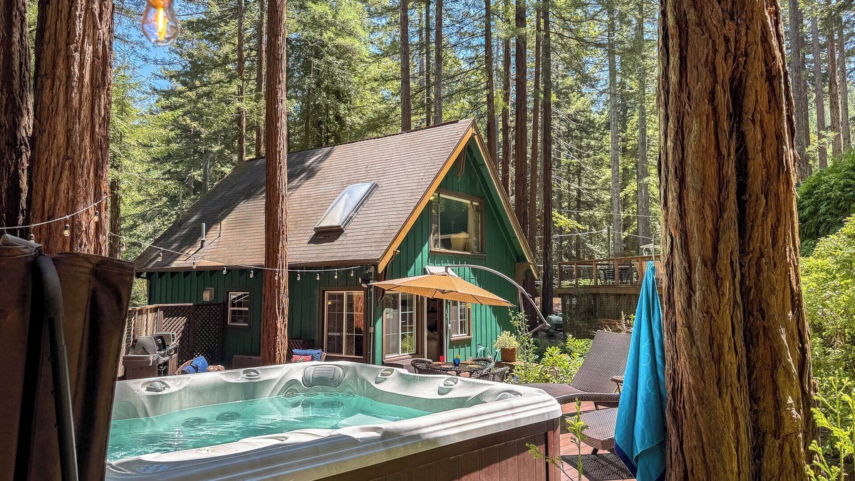 Guerneville House | Fern Woods- Enchanting Redwood Cabin- Sprawling DECKS!Redwoods-HtTb/WiFi/Pup
