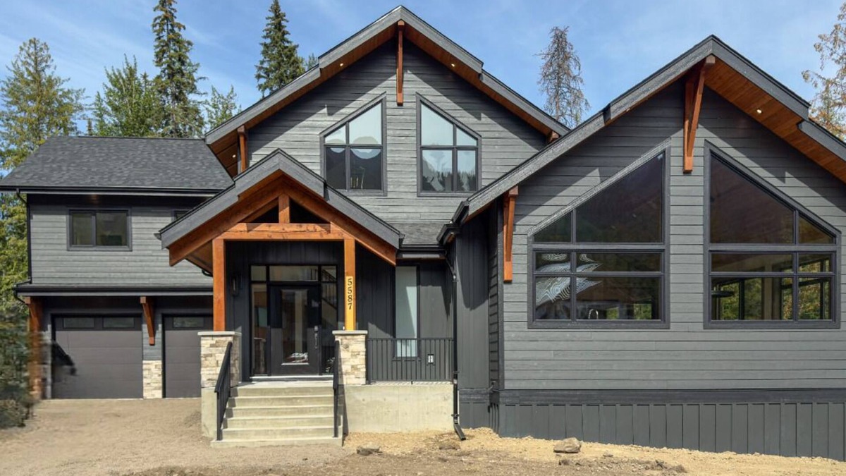 East Kootenay Ski Chalet | Fernie Alpine Court Chalet – Squash Court, Ski-In, Hot Tub, Panoramic Views