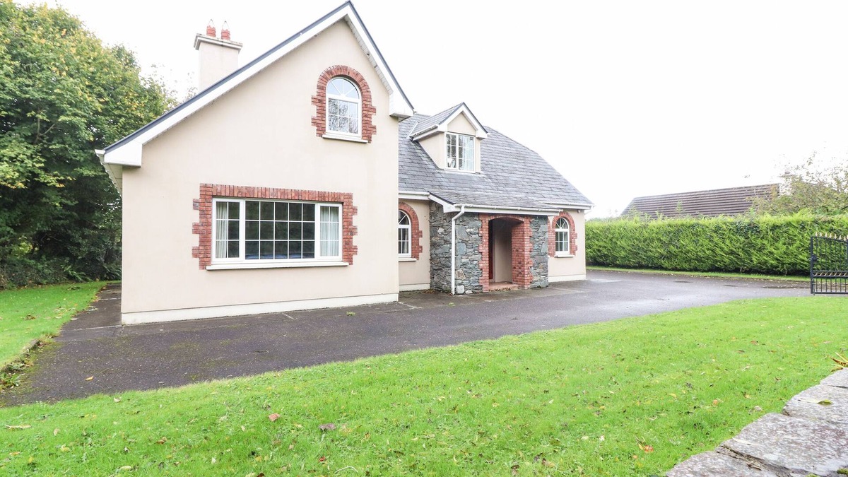 Killarney Cottage | FERNWOOD, pet friendly, with open fire in Killarney, County Kerry